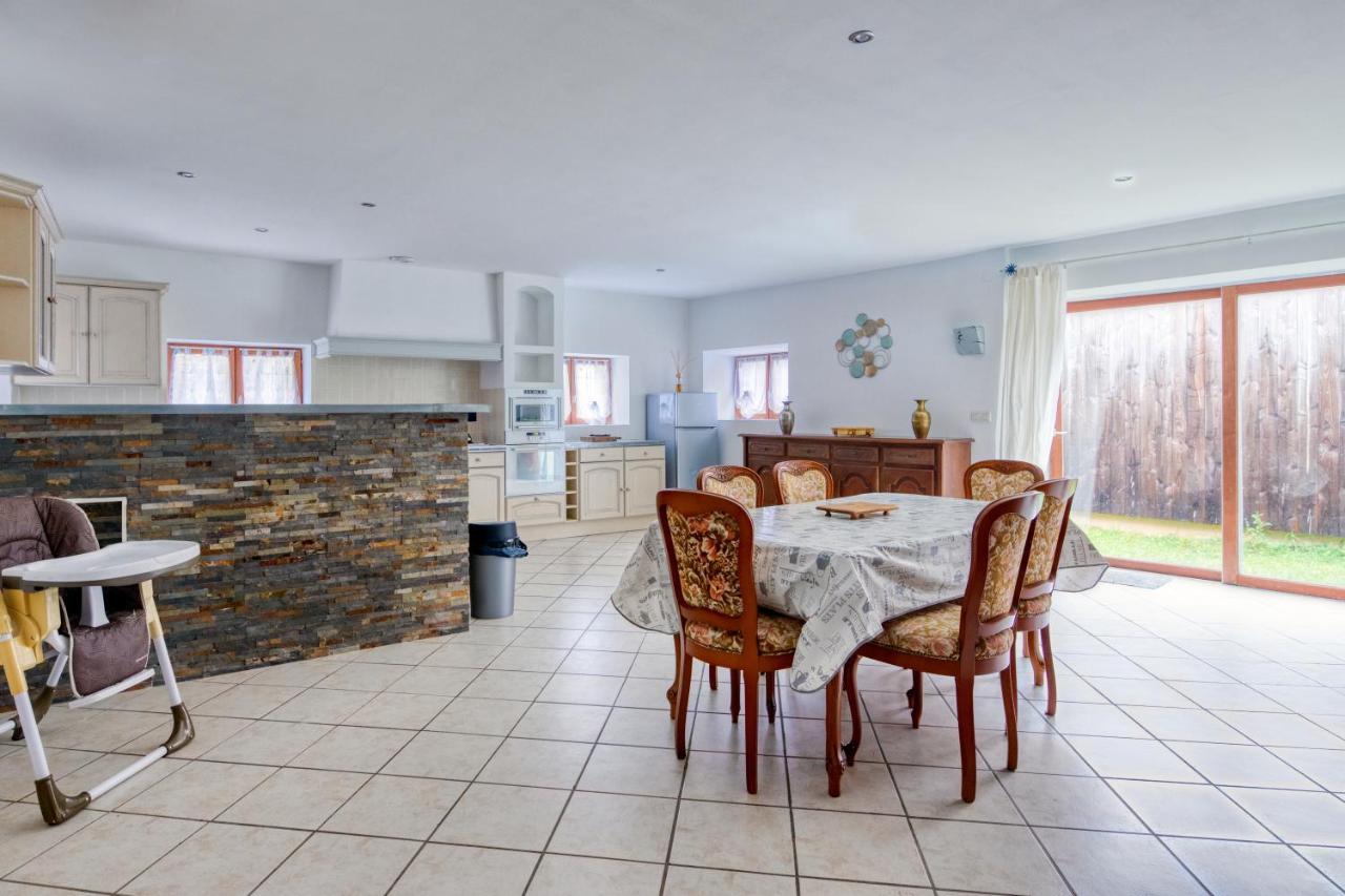 Serenite & Calme Assure Baby-Foot Albignac Exterior photo